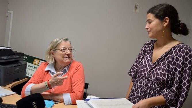 Vicenta Ramón y Margarita Pastor. Oficina de Cáritas Paiporta.