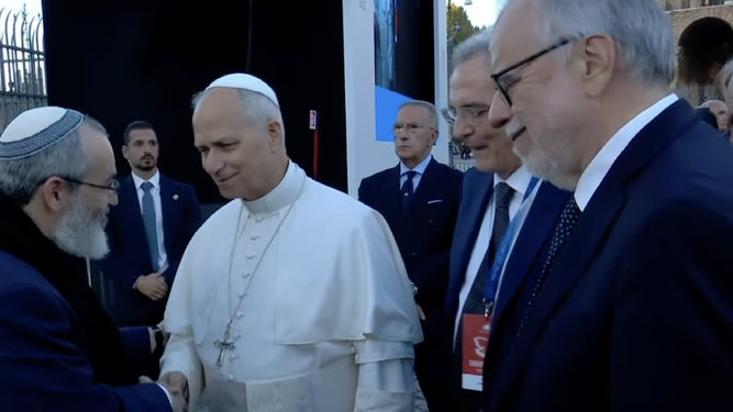 León XIV saluda a un rabino delante de Andrea Riccardi