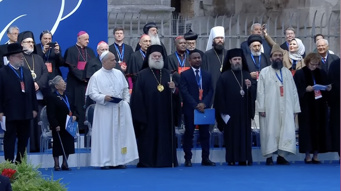 León XIV, con otros líderes religiosos, ante el Arco de Constantino